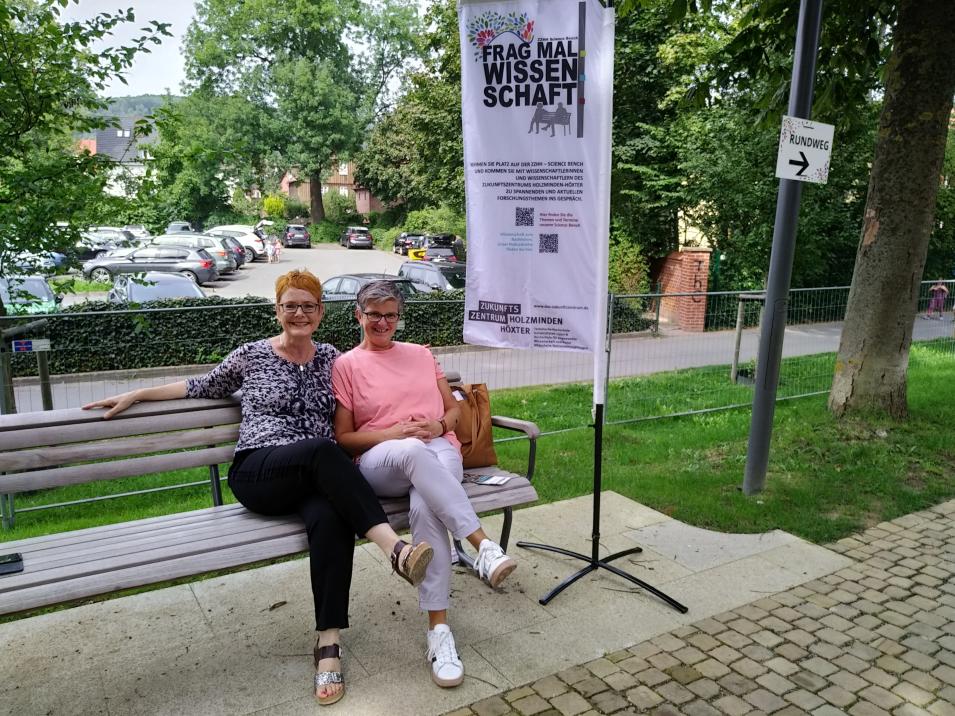 Das Foto zeigt zwei Frauen auf der Science Bench der LGS Höxter 2023