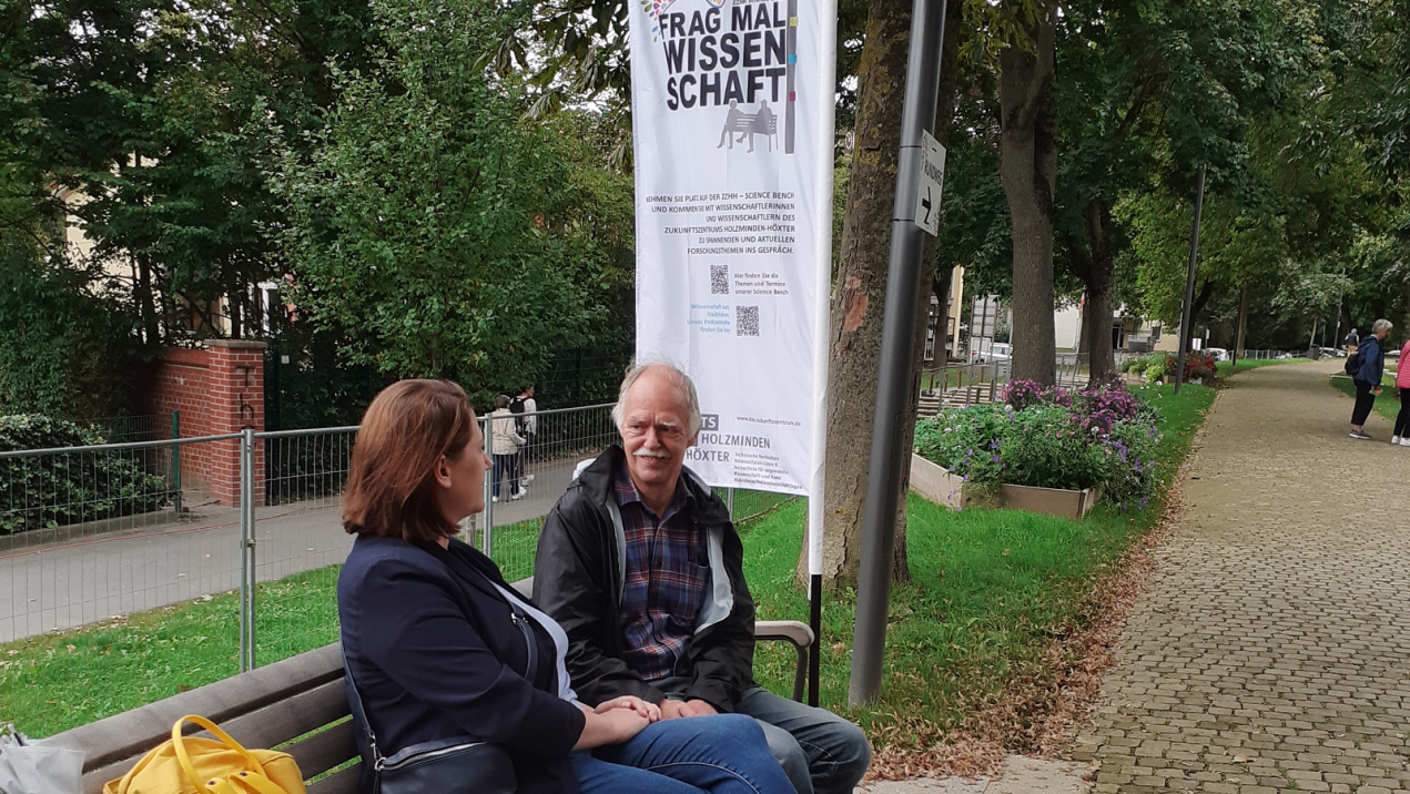 Das Foto zeigt zwei Personen im Gespräch auf der Science Bench der LGS Höxter 2023