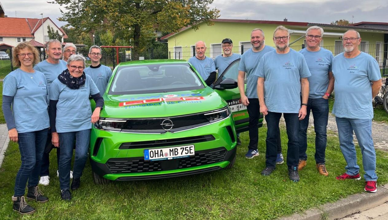 Fahrerinnen und Fahrer mit PKW des Vereins "Mobiles Badenhausen"