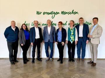 Das Gruppenbild zeigt v.l.n.r.: Hans-Werner Gorzolka, Kreisheimatpfleger; Lia Potthast, LEADER-Regionalmanagement Kreis Höxter; Prof. Dr. Ulrich Harteisen, HAWK; Bernhard Eder, Dozent, Kath. Landvolkshochschule Hardehausen; Heidrun Wuttke, Kreis Höxter; Dr. Swantje Eigner-Thiel, HAWK; Daniel Strathaus, Ortsvorsteher, Hohenwepel;  Michael Stickeln. Landrat Kreis Höxter